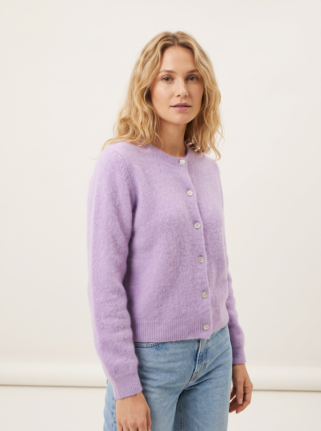 KI generiertes Modell im hellen Studio in der Strickjacke Christine in der Farbe Flieder vom Hamburger Modelabel Stegmann Mode