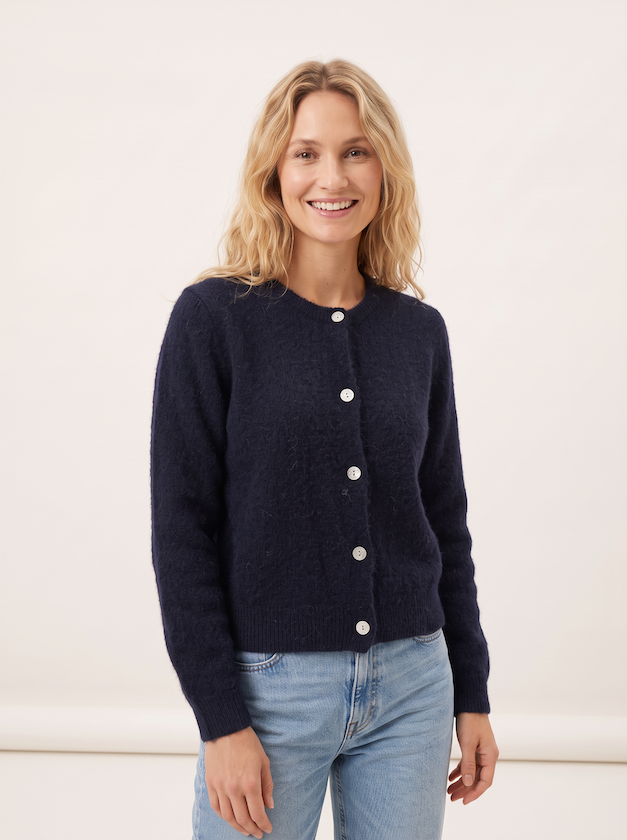 KI generiertes Modell im hellen Studio in der Strickjacke Christine in der Farbe Marine vom Hamburger Modelabel Stegmann Mode