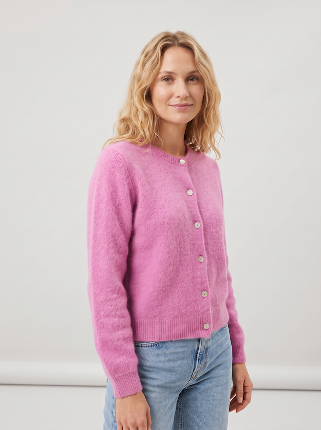 KI generiertes Modell im hellen Studio in der Strickjacke Christine in der Farbe Rosa vom Hamburger Modelabel Stegmann Mode