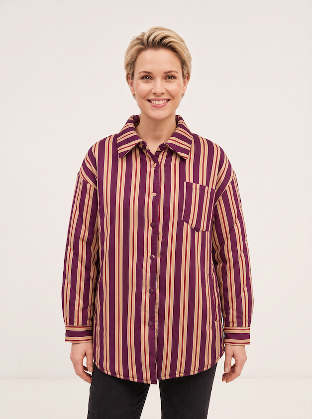KI generiertes Modell im hellen Studio in der Jacke Jona in der Farbe senf/bordeaux vom Hamburger Modelabel Stegmann Mode
