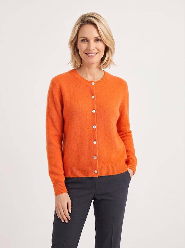 KI generiertes Modell in der Strickjacke Jackie in der Farbe Orange vom Hamburger Modelabel Stegmann Mode