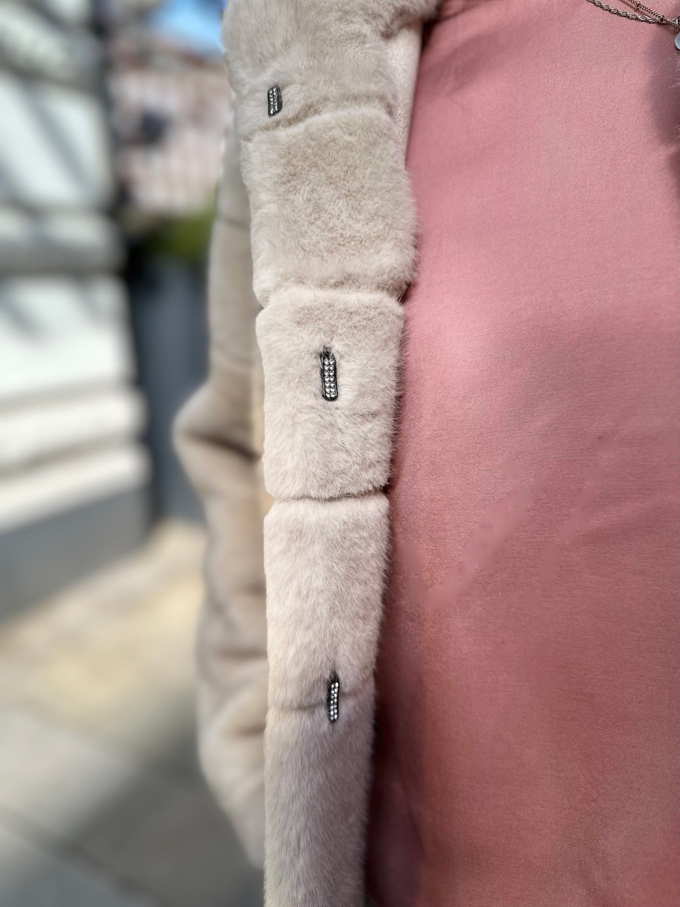 Close Up Knopfleiste von kurzer Funfur Jacke in Creme im Jacky O. Style vom Hamburger Modelabel stegmann mode
