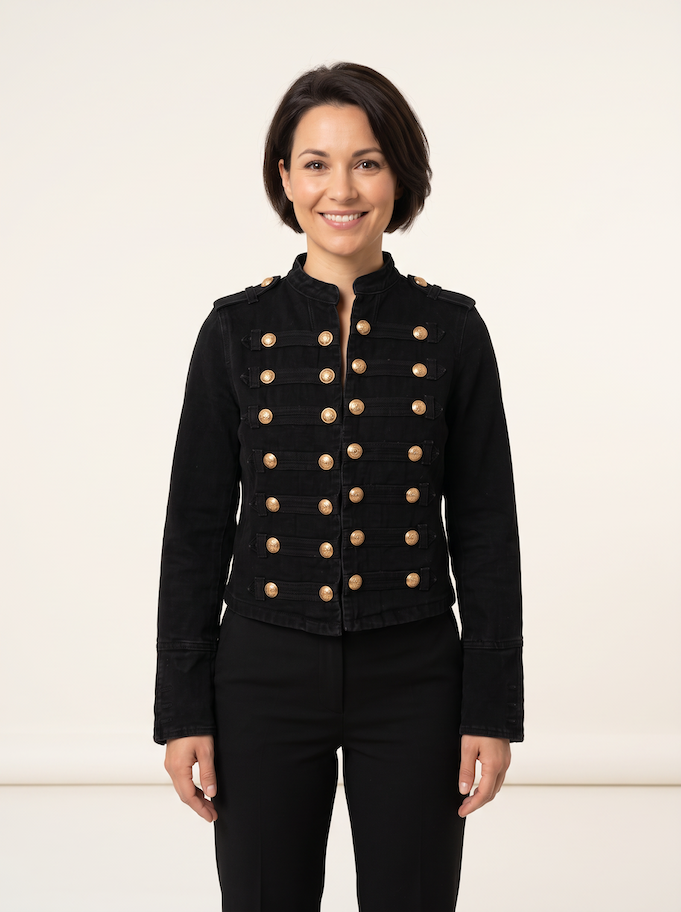 KI generiertes Modell in einem hellen Studio in der Jeansjacke Napoleon in der Farbe Schwarz vom Hamburger Modelabel Stegmann Mode