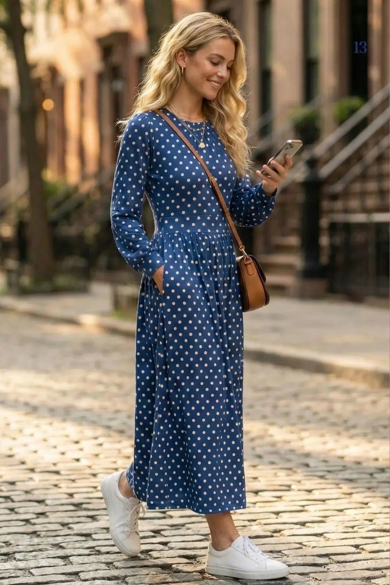 KI Modell im urbanen Umfeld im Kleid Jeany im Print Dotty Bleu vom Hamburger Modelabel stegmann mode