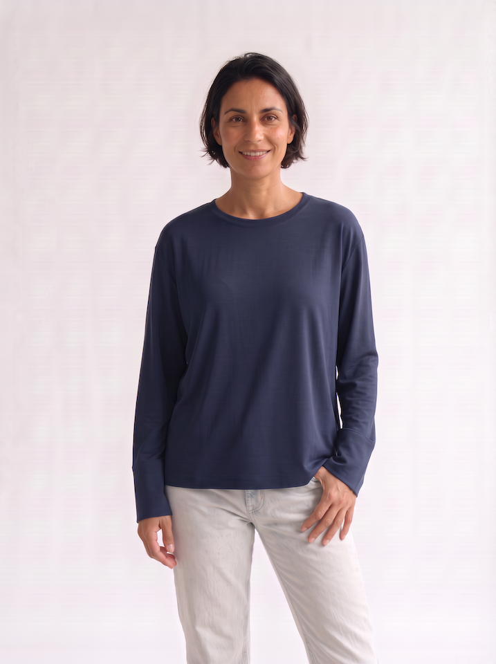 KI generiertes Modell im hellen Studio im Jerseyshirt in der Farbe marine vom Hamburger Modelabel Stegmann Mode