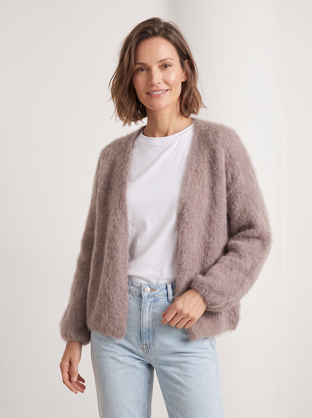KI generiertes Modell im hellen Studio in der Kid Mohair Strickjacke in Farbe Taupe vom Hamburger Modelabel Stegmann Mode