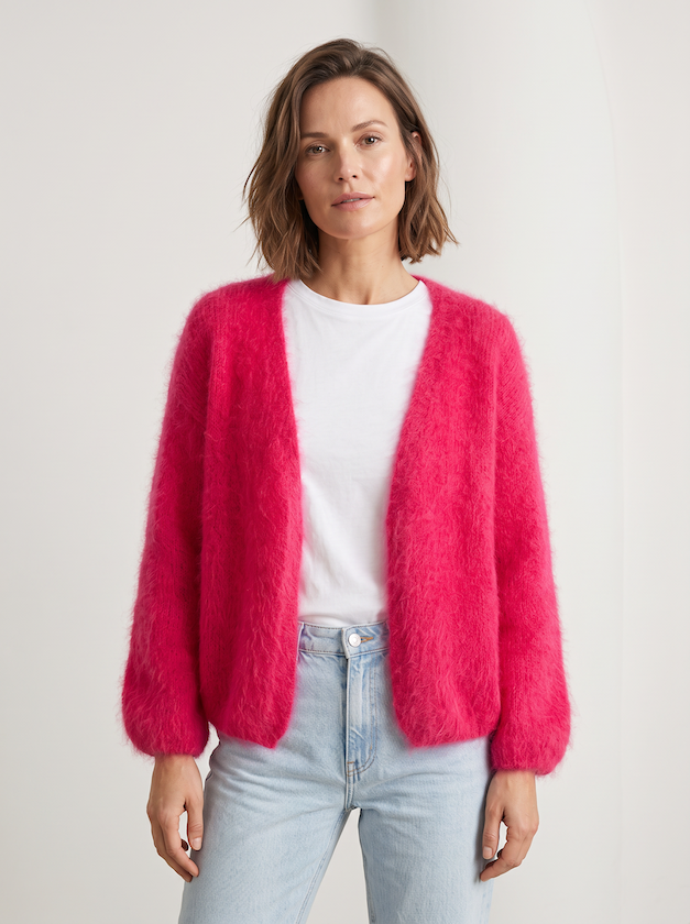KI generiertes Modell im hellen Studio in der Kid Mohair Strickjacke in Farbe Pink vom Hamburger Modelabel Stegmann Mode