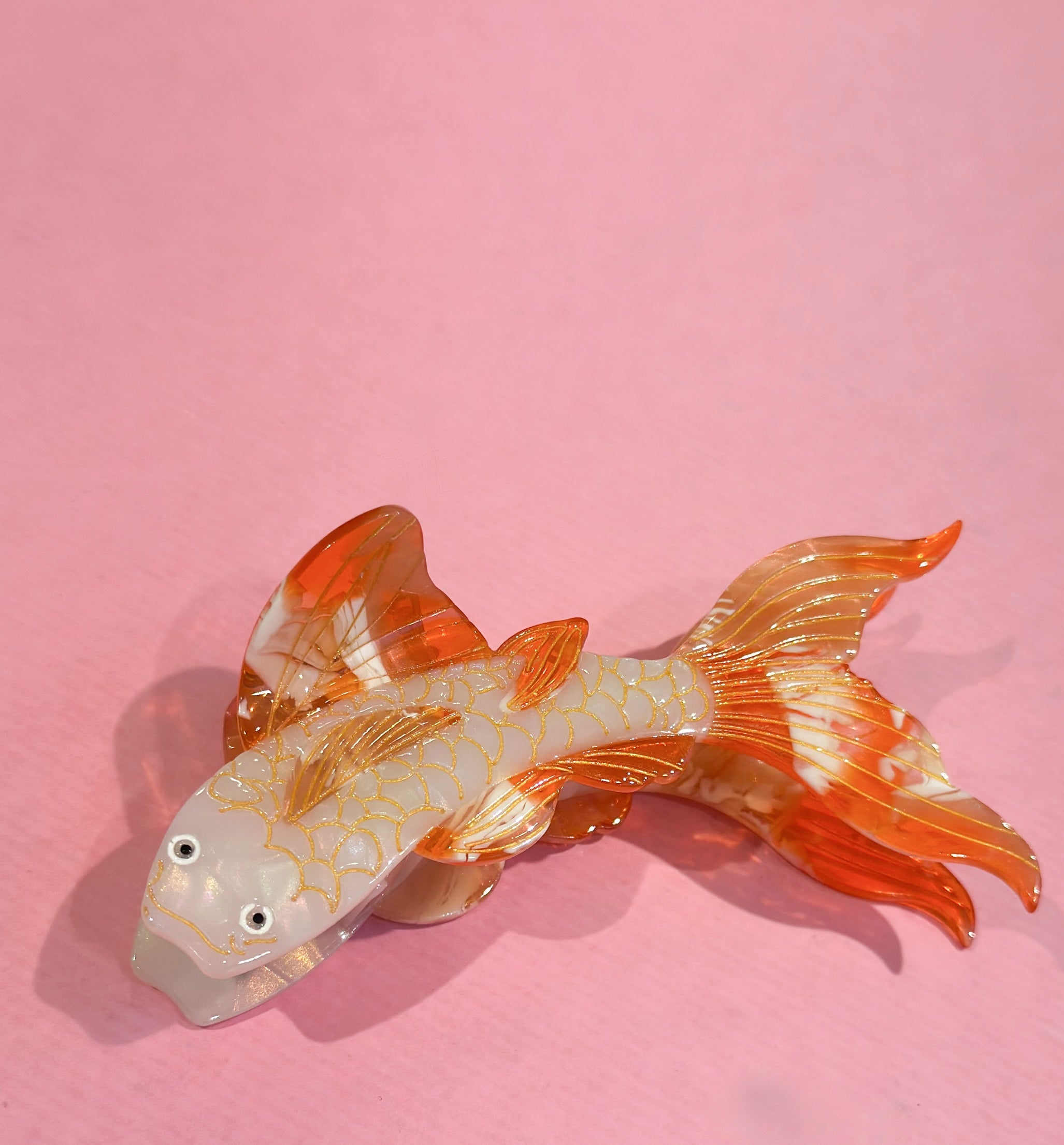 Produktfoto von Haarklammern in Koi-Form in der Farben orange vom Hamburger Modelabel stegmann mode