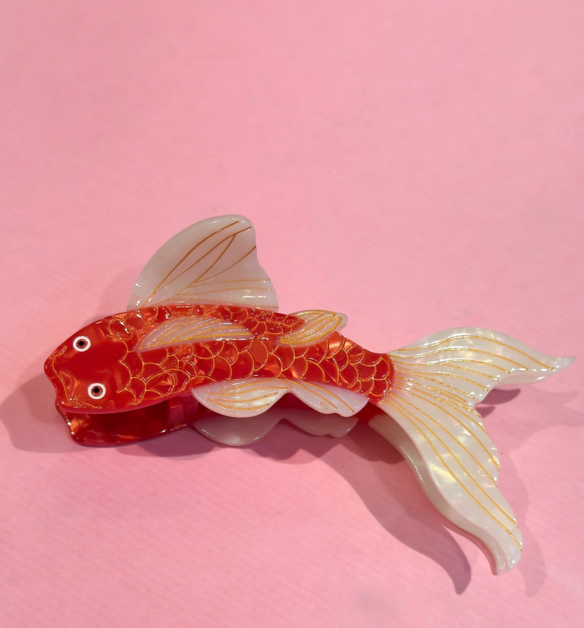 Produktfoto von Haarklammern in Koi-Form in der Farben rot vom Hamburger Modelabel stegmann mode