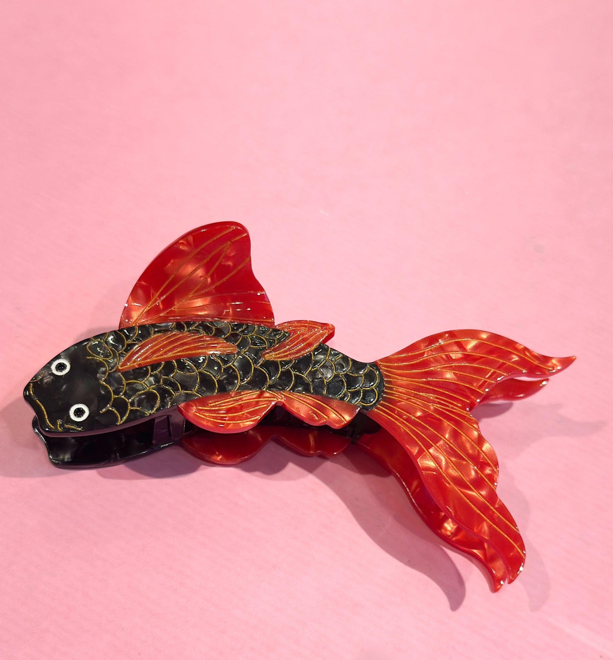 Produktfoto von Haarklammern in Koi-Form in der Farben schwarz vom Hamburger Modelabel stegmann mode