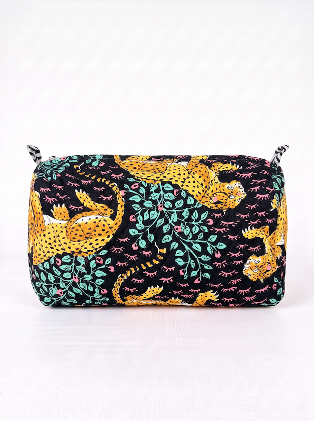 Produktfoto von der Kosmetiktasche Leo Jungle in der Größe gross vom Hamburger Modelabel Stegmann Mode