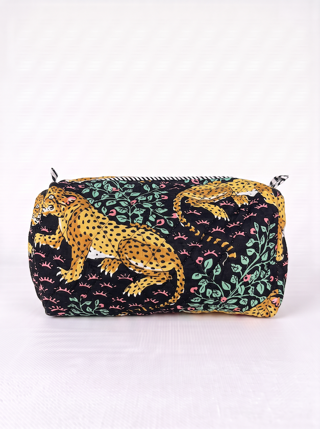 Produktfoto von der Kosmetiktasche Leo Jungle in der Größe mittel vom Hamburger Modelabel Stegmann Mode