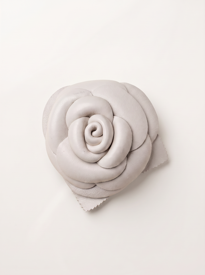Produktfoto Lederblüte Camelia in der Farbe creme matt vom Hamburger Modelabel Stegmann Mode