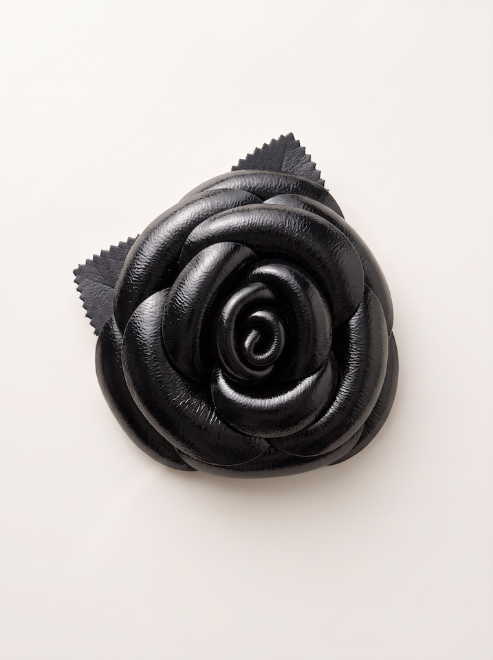 Produktfoto Lederblüte Camelia in der Farbe schwarz vom Hamburger Modelabel Stegmann Mode