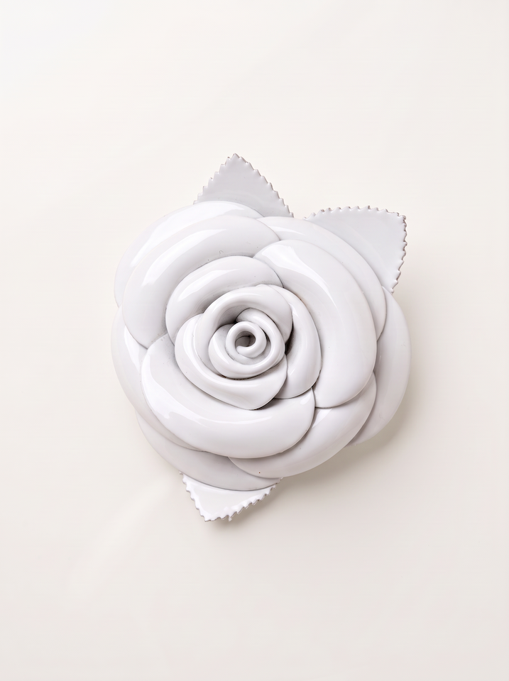 Produktfoto Lederblüte Camelia in der Farbe weiß vom Hamburger Modelabel Stegmann Mode