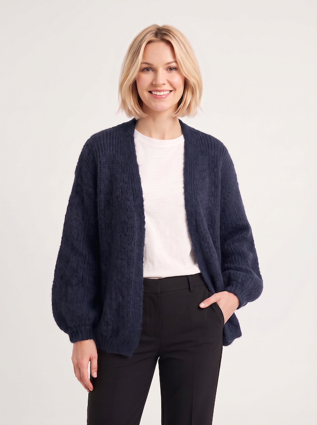 KI generiertes Modell in einem hellen Studio in der Strickjacke Lilli in der Farbe blau vom Hamburger Modelabel Stegmann Mode