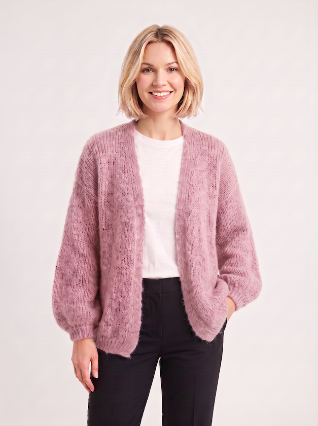 KI generiertes Modell in einem hellen Studio in der Strickjacke Lilli in der Farbe blush vom Hamburger Modelabel Stegmann Mode