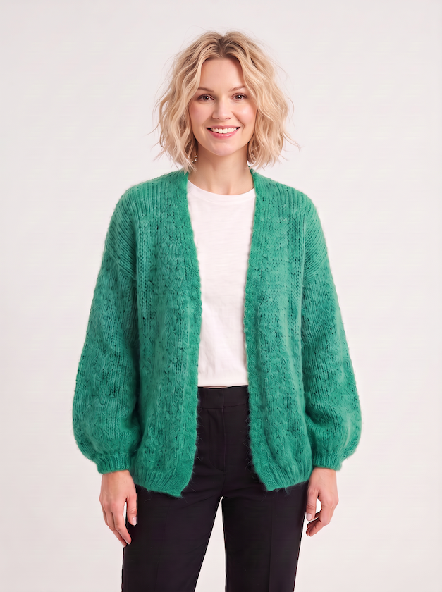 KI generiertes Modell in einem hellen Studio in der Strickjacke Lilli in der Farbe grün vom Hamburger Modelabel Stegmann Mode