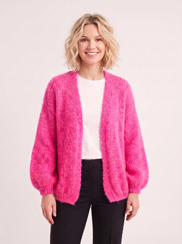 KI generiertes Modell in einem hellen Studio in der Strickjacke Lilli in der Farbe neon pink vom Hamburger Modelabel Stegmann Mode