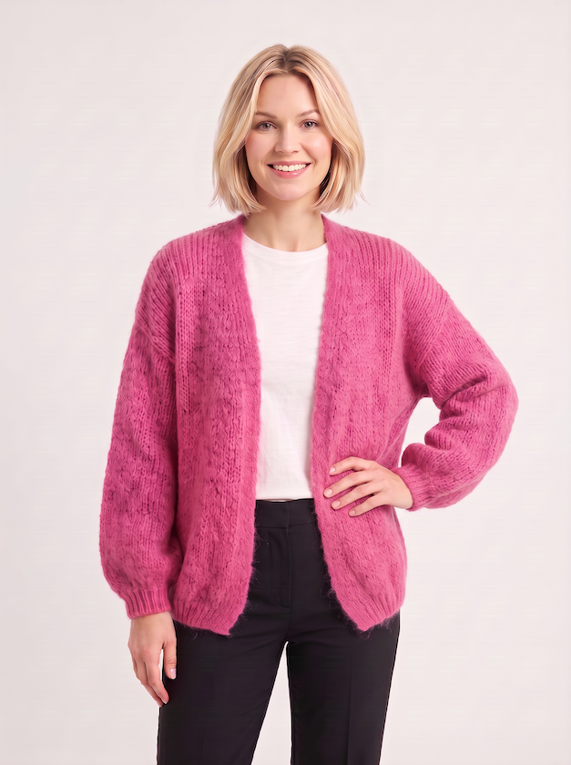 KI generiertes Modell in einem hellen Studio in der Strickjacke Lilli in der Farbe Pink vom Hamburger Modelabel Stegmann Mode