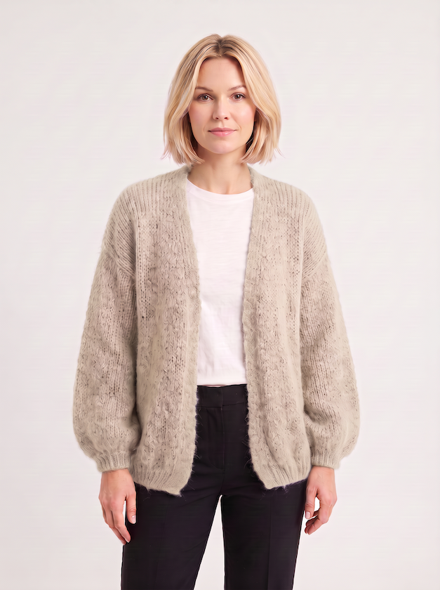 KI generiertes Modell in einem hellen Studio in der Strickjacke Lilli in der Farbe sand vom Hamburger Modelabel Stegmann Mode