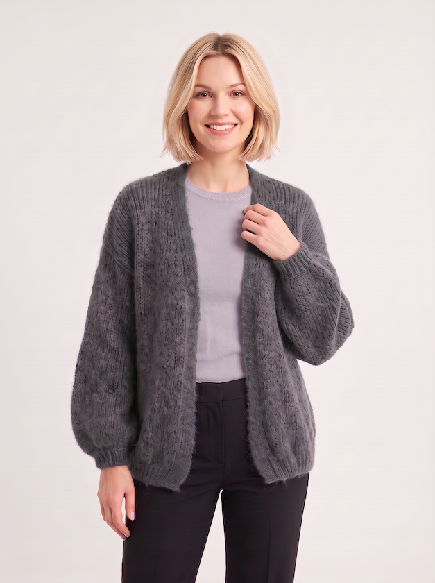 KI generiertes Modell in einem hellen Studio in der Strickjacke Lilli in der Farbe grau vom Hamburger Modelabel Stegmann Mode