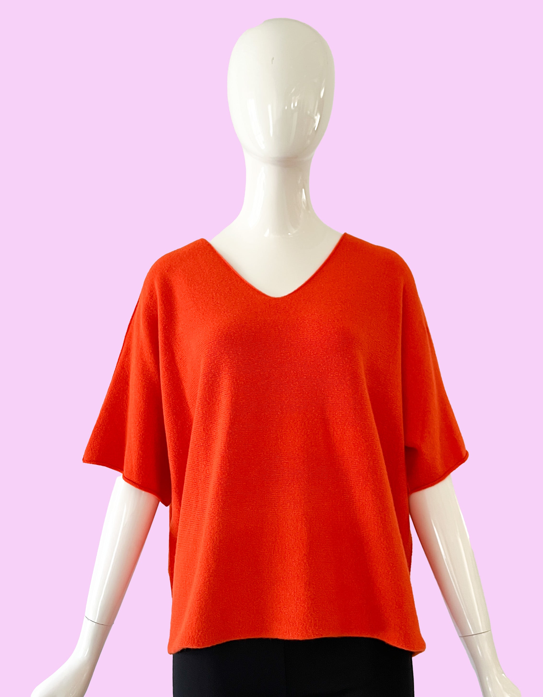 Produktfoto Pullover in Orange mit V-Ausschnitt und Halbarm vom Hamburger Modelabel stegmann mode