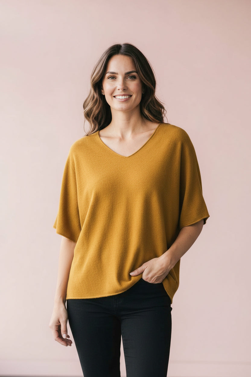 Produktfoto Pullover in Safran mit V-Ausschnitt und Halbarm vom Hamburger Modelabel stegmann mode