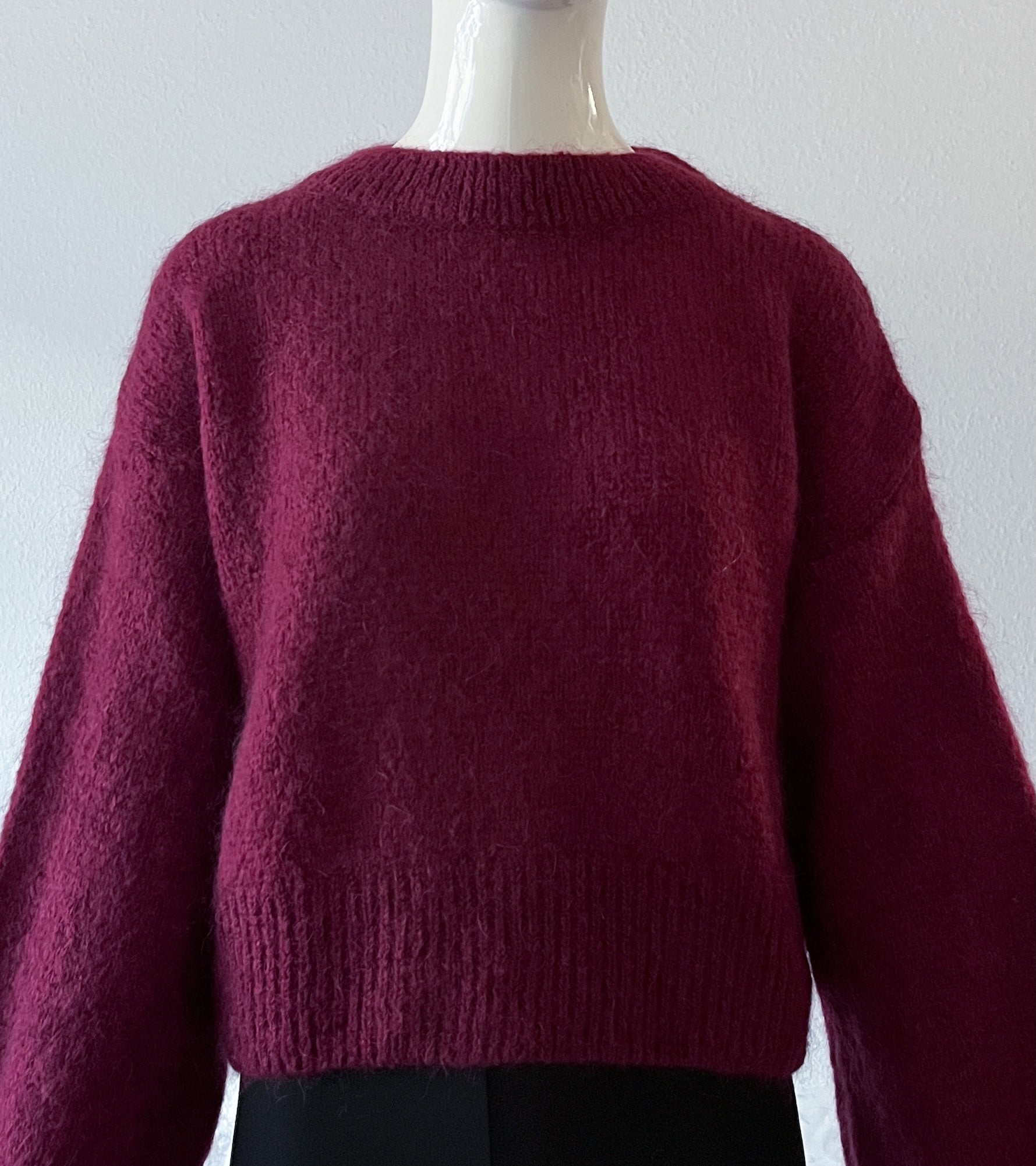 Produktfoto kurzer Pullover Burgund in der Farbe Beere vom Hamburger Modelabel stegmann mode