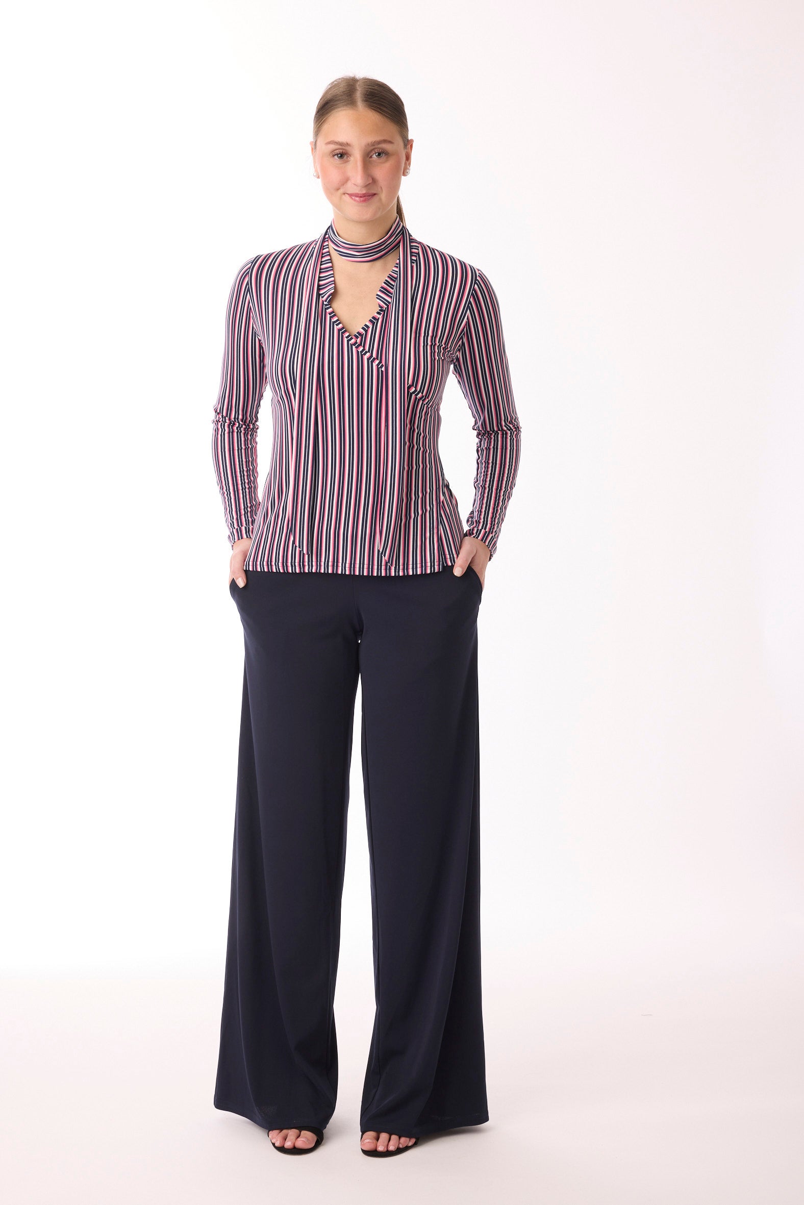 Kurze Bluse in Wickeloptik vom Hamburger Modellabel stegmann mode