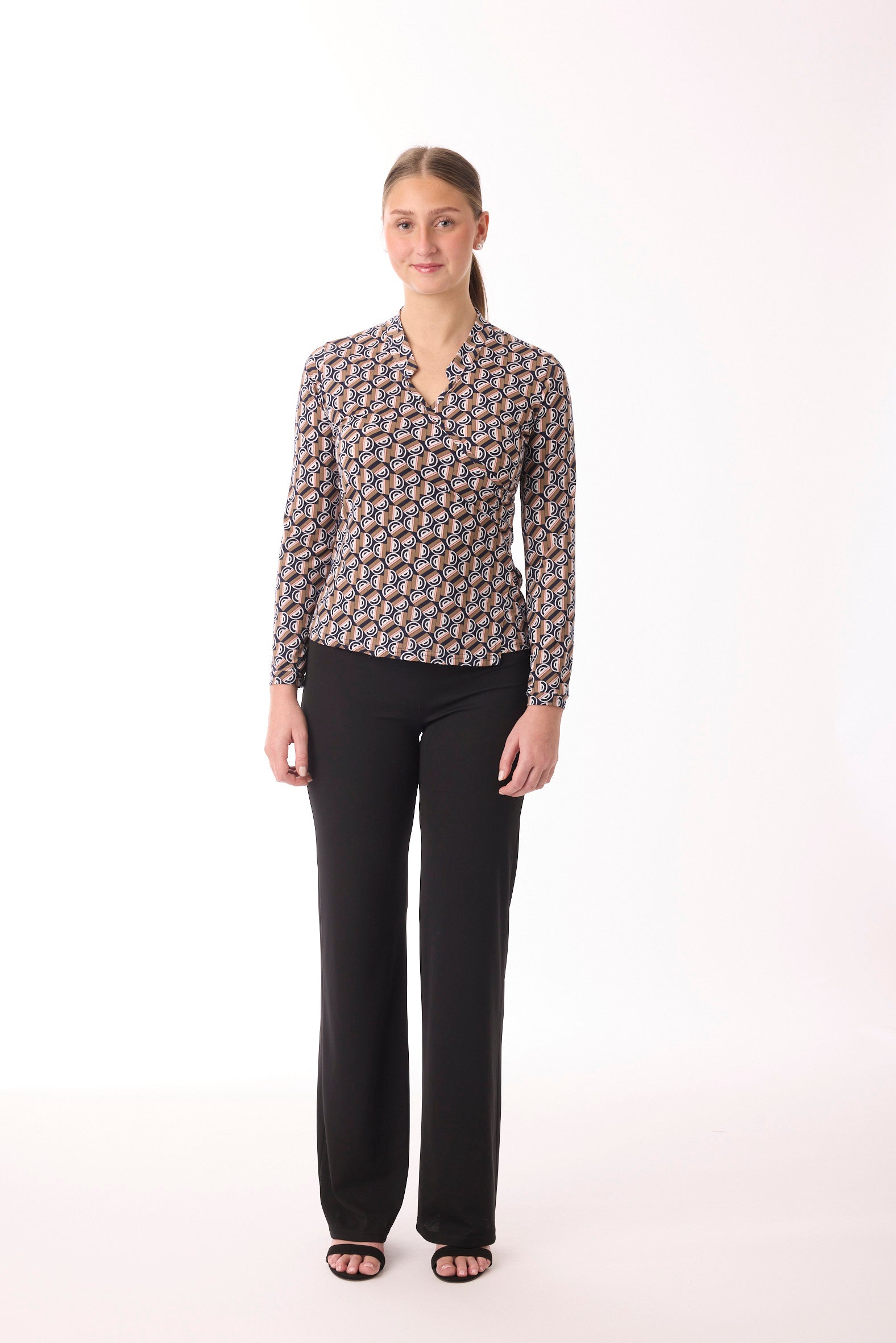 Kurze Bluse in Wickeloptik vom Hamburger Modellabel stegmann mode