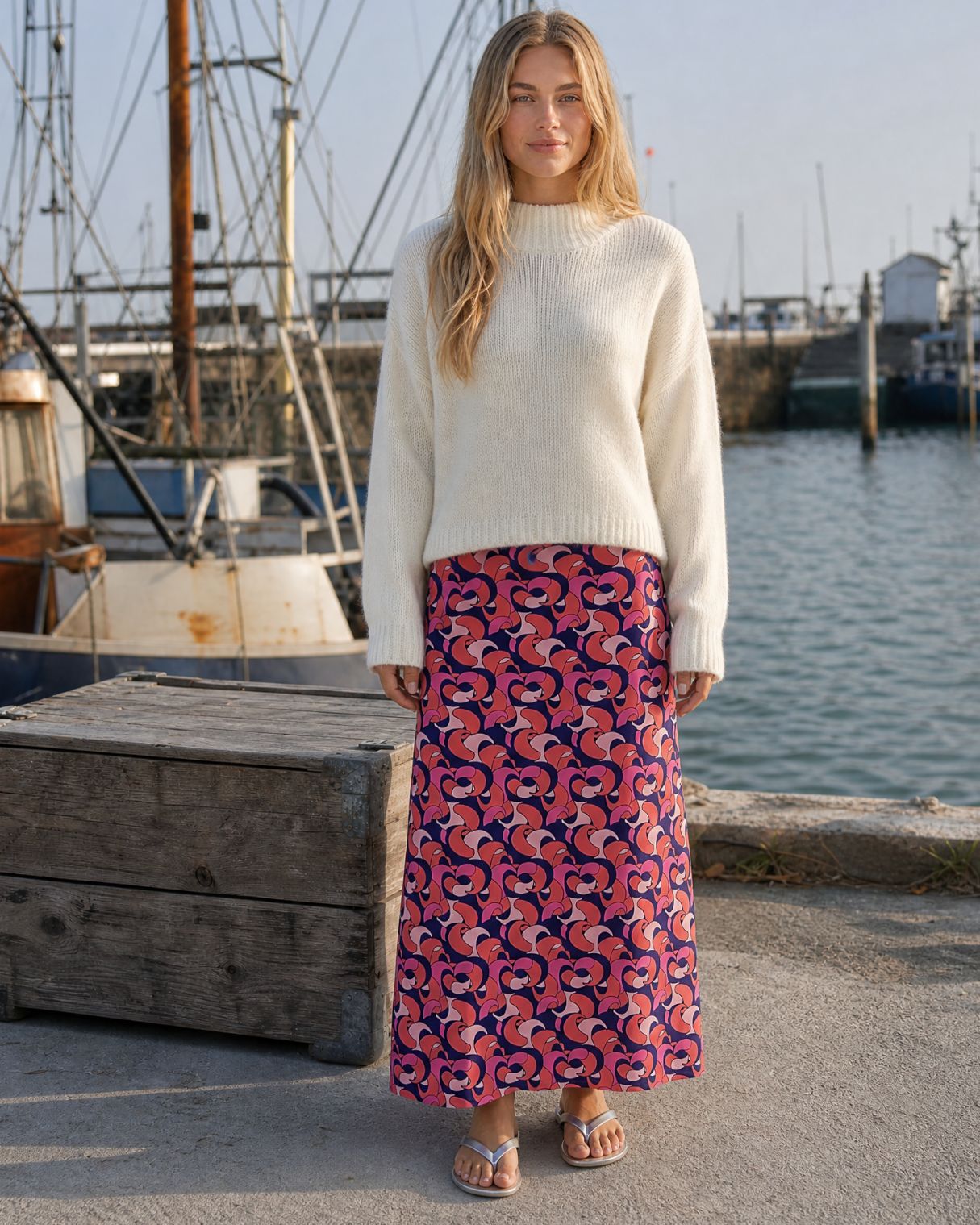 KI generiertes Modell am Hafen im Rock Marleen im Print Yves vom Hamburger Modelabel Stegmann Mode