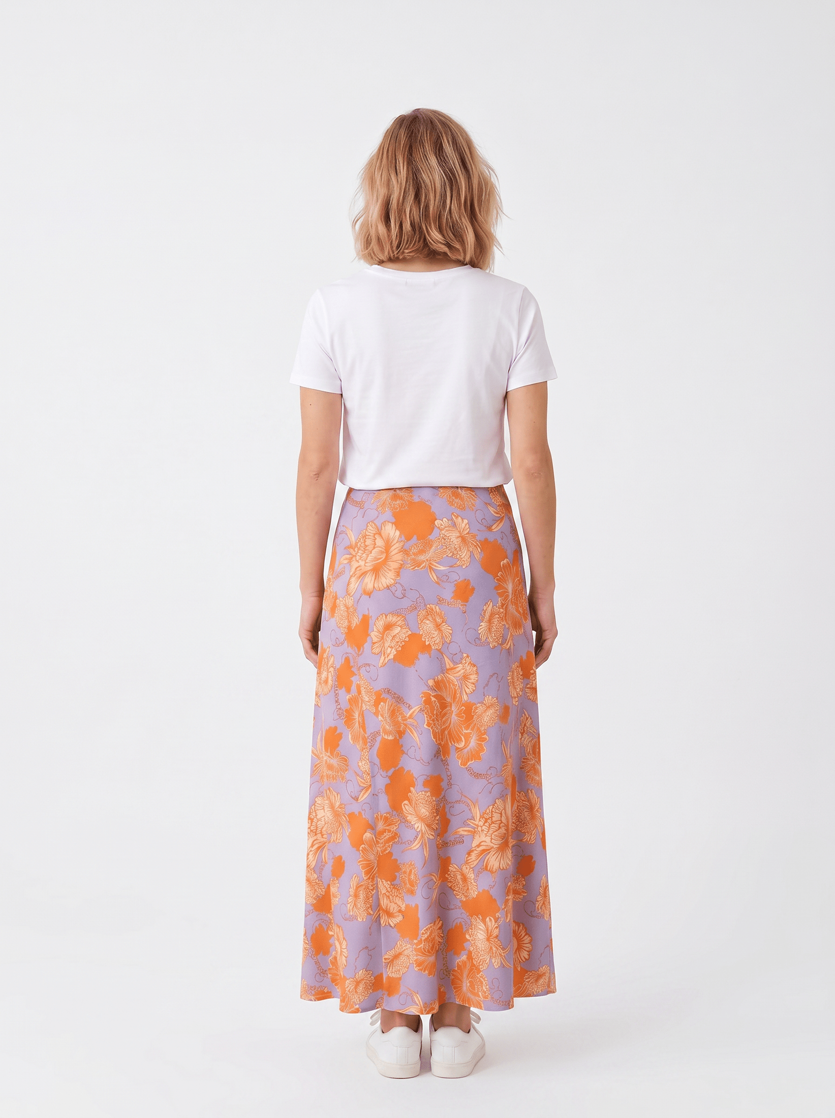 KI generiertes Modell im weißen Studio im Kleid Milu Longue im Print Fleurs Orange von hinten vom Hamburger Modelabel stegmann mode