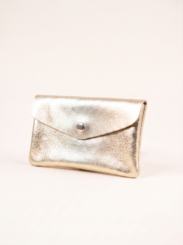 Kleine Metallictasche in Gold vom Hamburger Modelabel Stegmann Mode