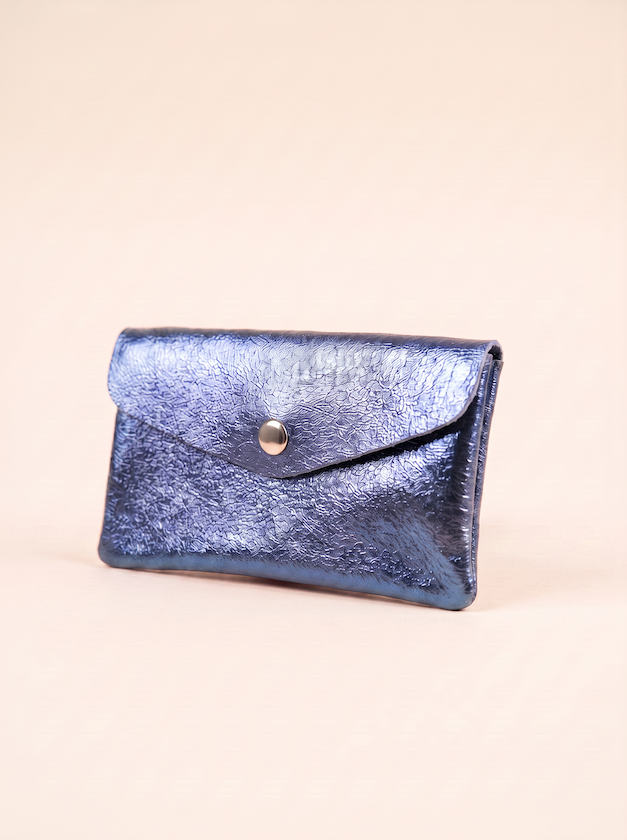 Kleine Metallictasche in Jeansblau vom Hamburger Modelabel Stegmann Mode