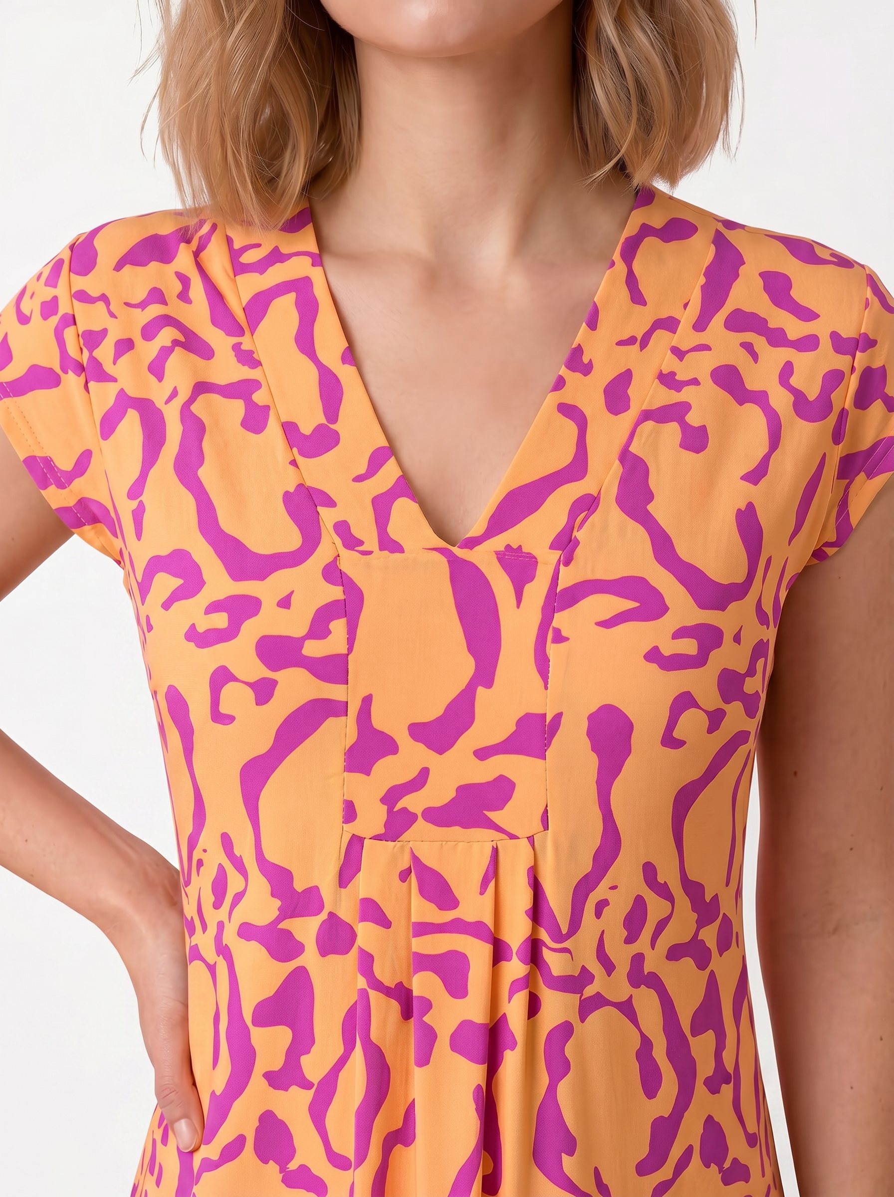 KI generiertes Modell im weißen Studio im Jumpsuit Romy Combi im Print Panthere Orange Close Up Ausschnitt vom Hamburger Modelabel stegmann mode