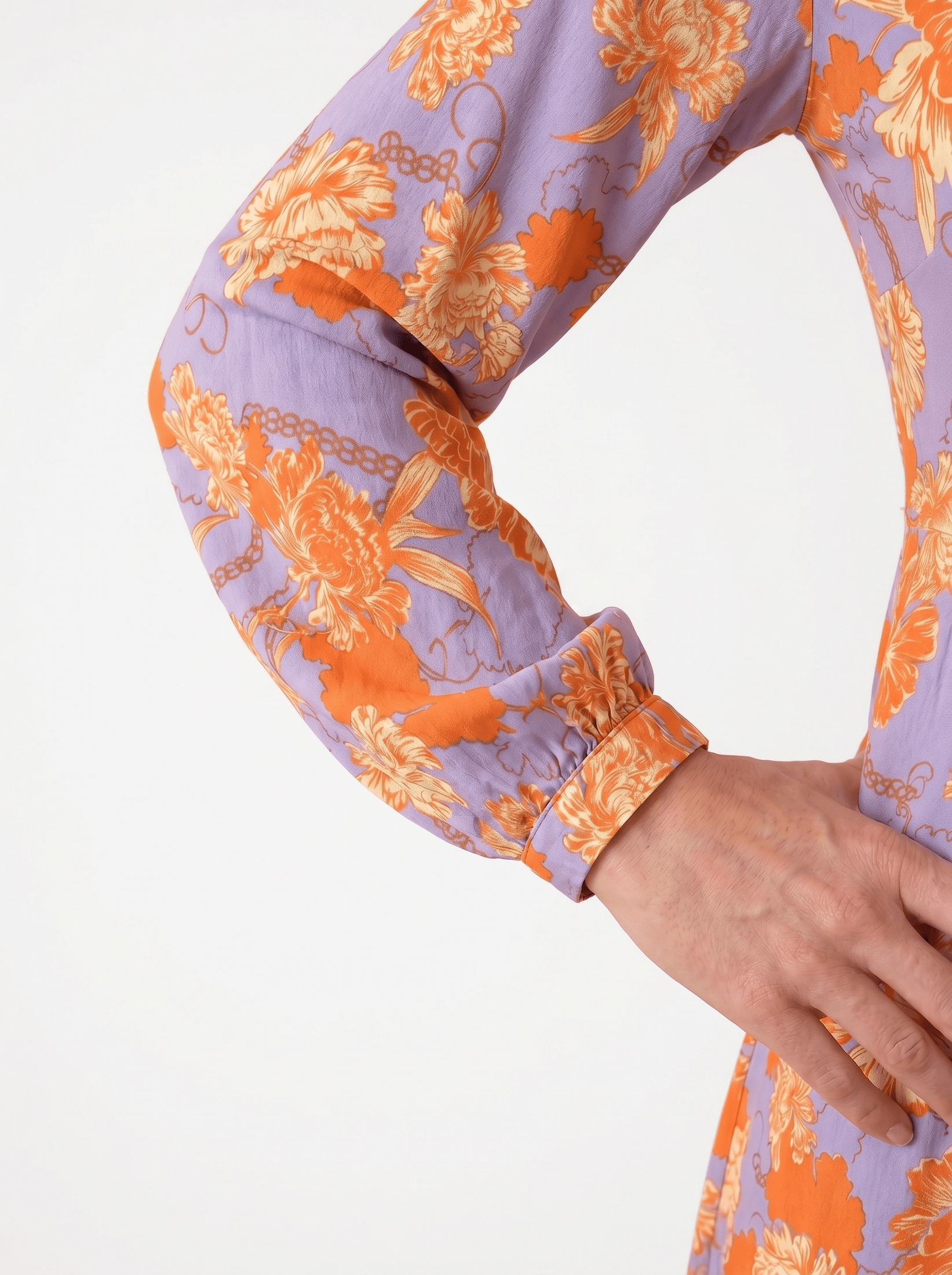 KI generiertes Modell im weißen Studio im Kleid Milu Longue im Print Fleurs Orange Close Up vom Ärmel vom Hamburger Modelabel stegmann mode