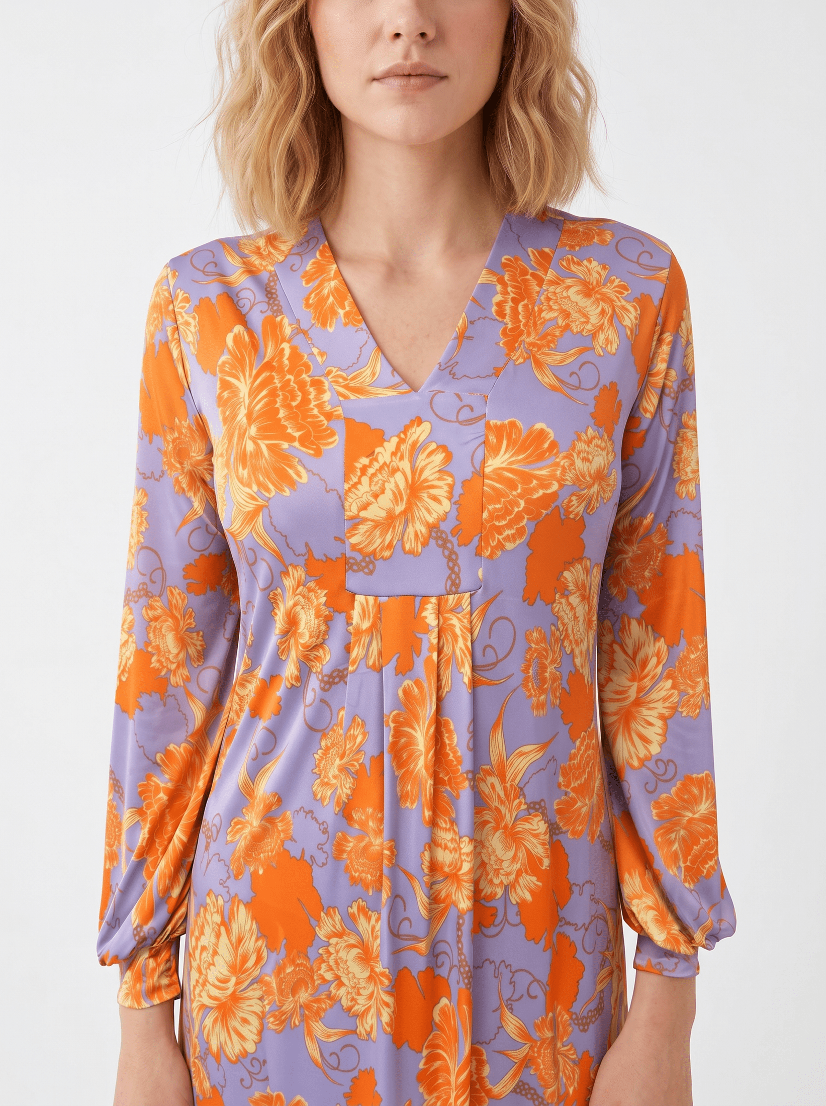 KI generiertes Modell im weißen Studio im Kleid Milu Longue im Print Fleurs Orange Close Up vom Ausschnitt vom Hamburger Modelabel stegmann mode