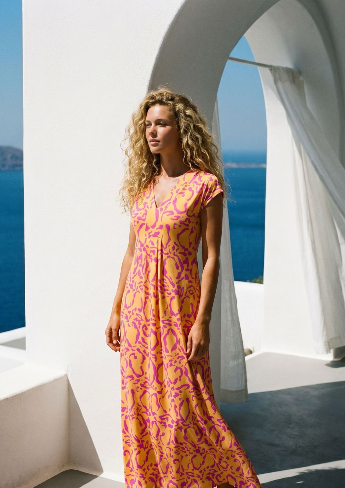 KI generiertes Modell auf Santorini im Kleid Milu Longue im Print Panthere Orange vom Hamburger Modelabel stegmann mode