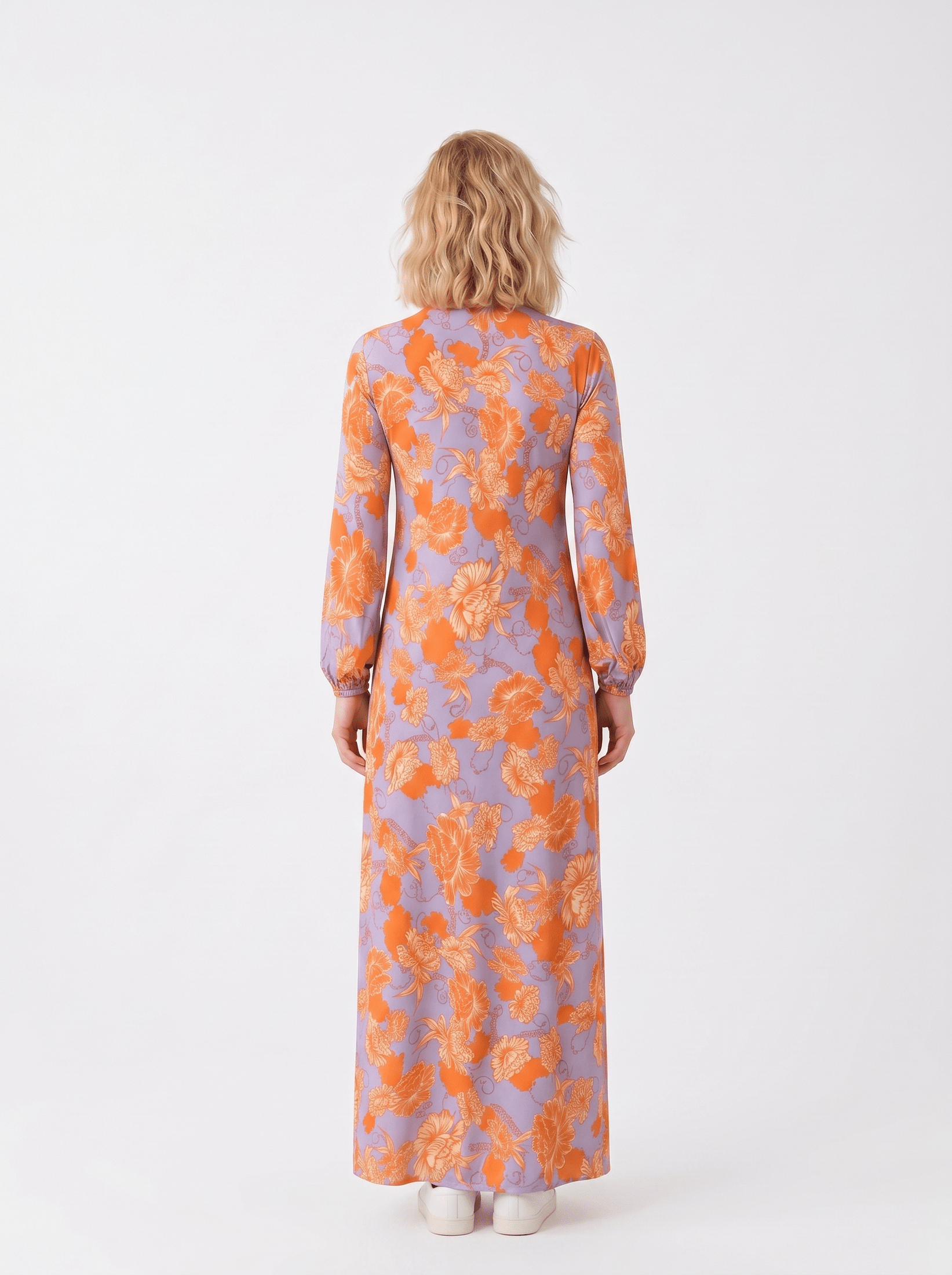 KI generiertes Modell von hinten im weißen Studio im Kleid Milu Longue im Print Fleurs Orange vom Hamburger Modelabel stegmann mode