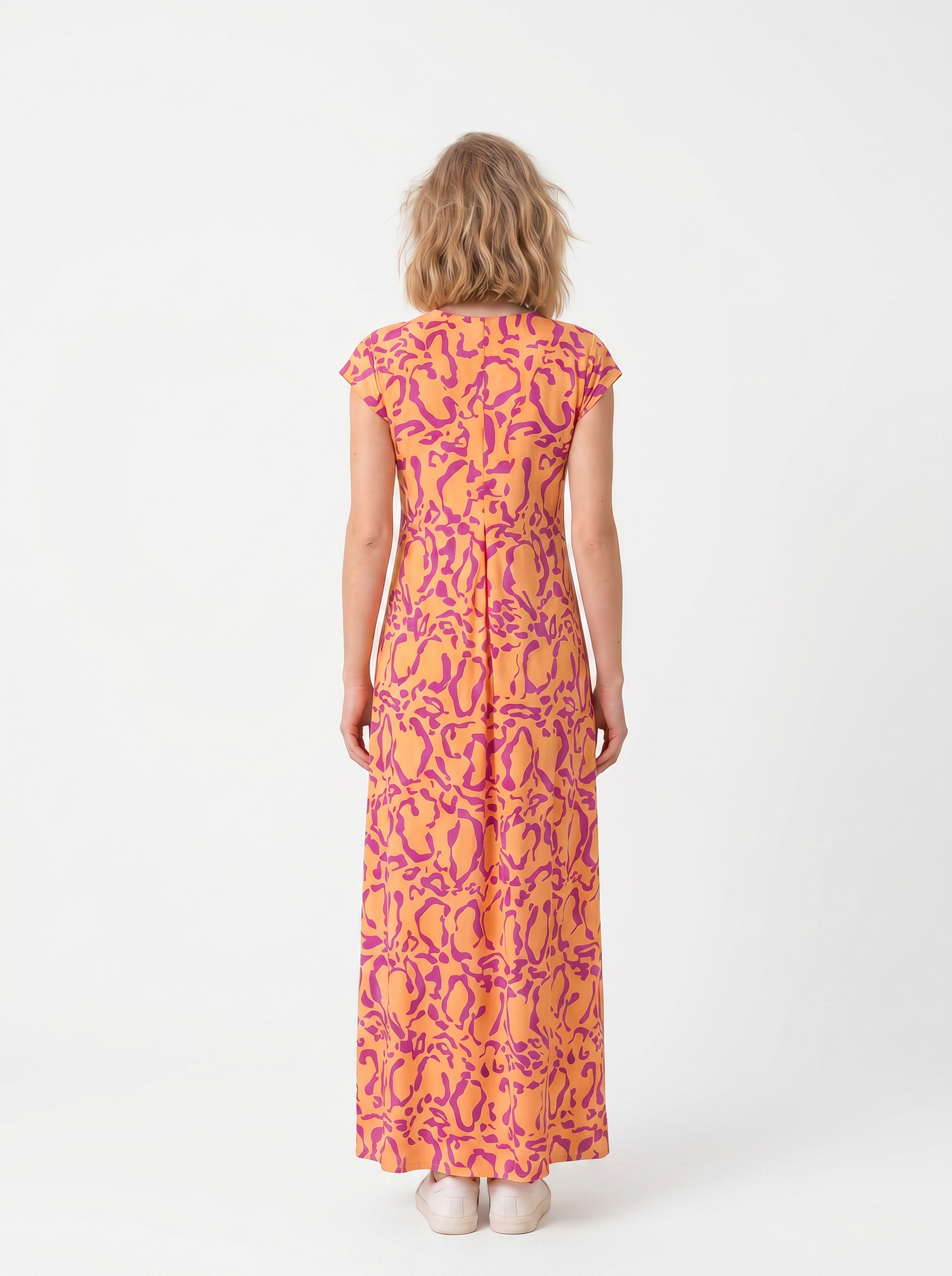 KI generiertes Modell von hinten im weißen Studio im Jumpsuit Romy Combi im Print Panthere Orange vom Hamburger Modelabel stegmann mode
