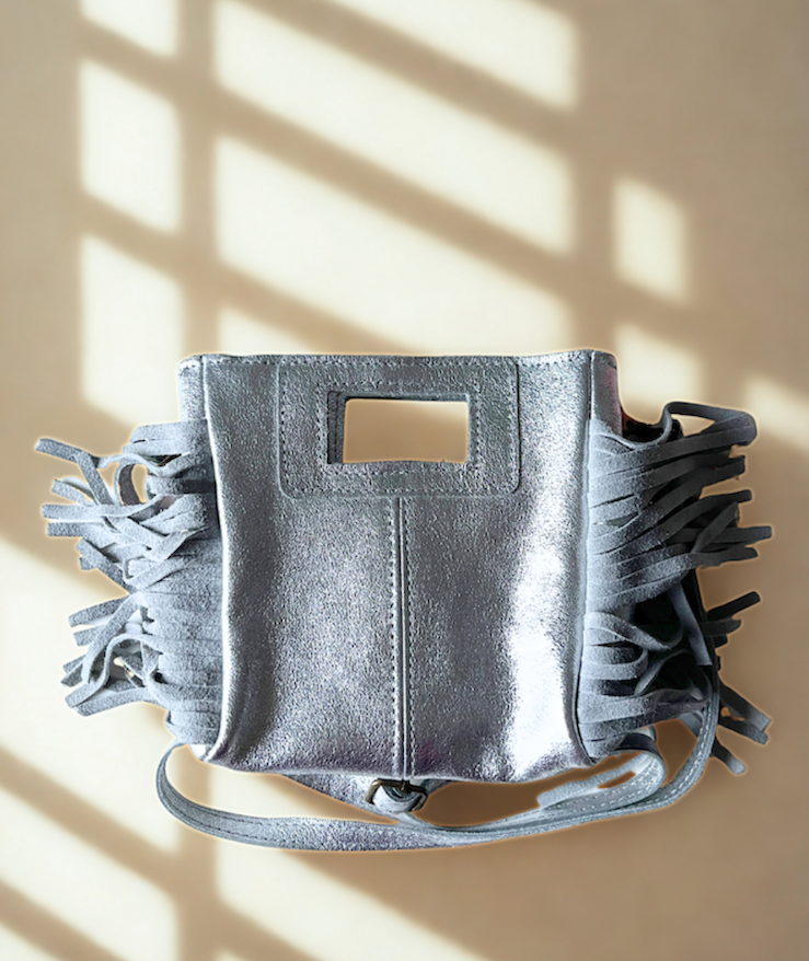 Produktfoto von Fransentasche Moja in klein in der Farbe Silber vom Hamburger Modelabel stegmann mode