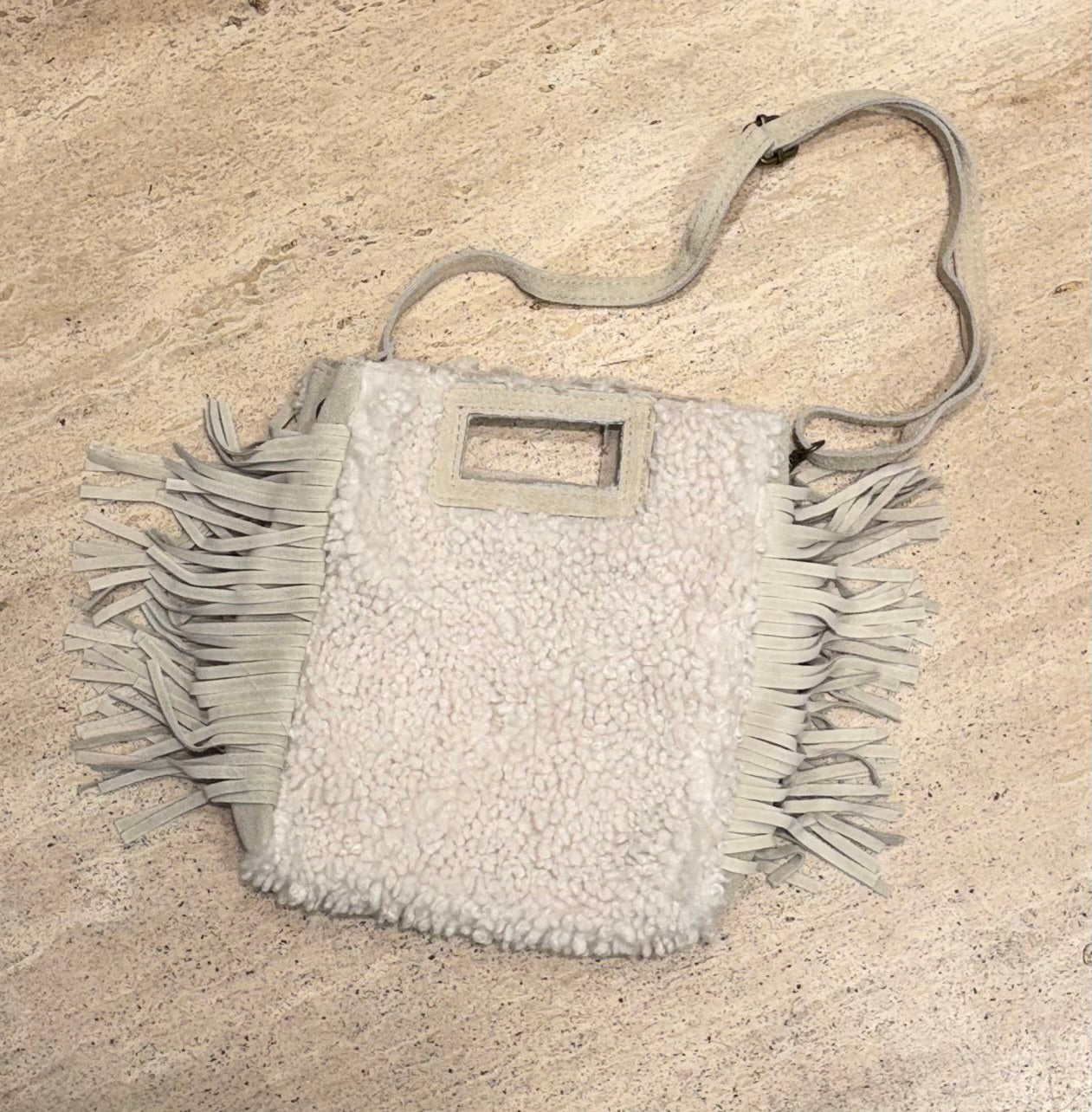 Produktfoto von der Tasche Moja im Design Lamm in der Farbe Beige vom Hamburger Modelabel stegmann mode