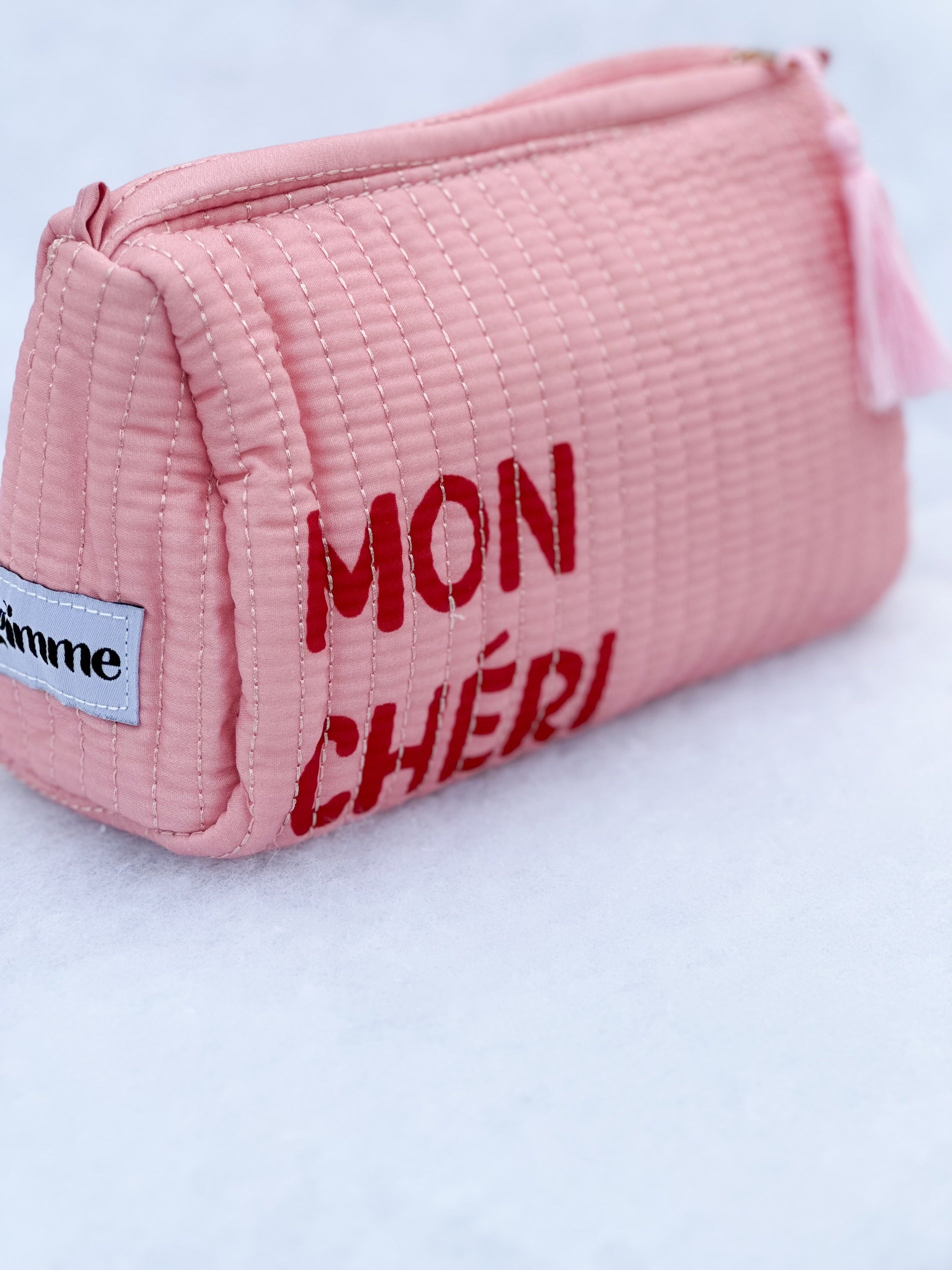 Seitliches Produktfoto von Kosmetiktasche in der Farbe rosa mit Schriftzug "Mon Chéri" vom Hamburger Modelabel stegmann mode