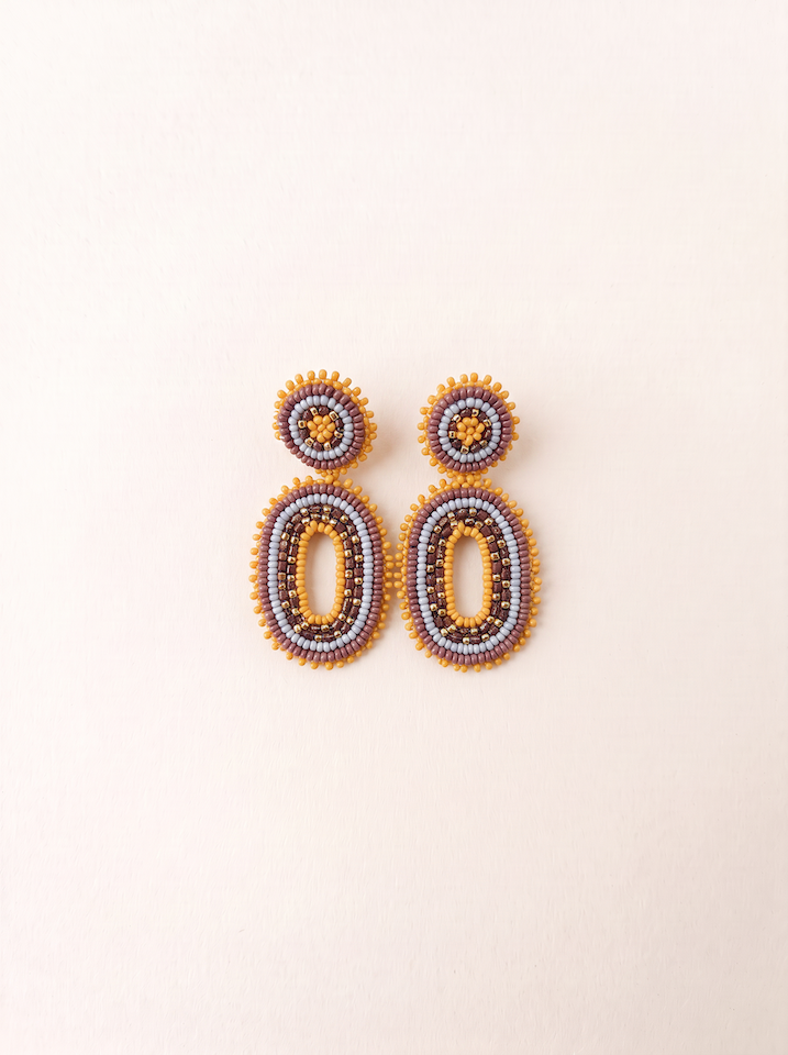 Produktbild vom Ohrstecker Perlenmosaik in der Farbe Senf vom Hamburger Modelabel Stegmann Mode