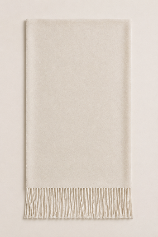 Produktfoto von Pashmina Schal in der Farbe Wollweiss vom Hamburger Modelabel Stegmann Mode