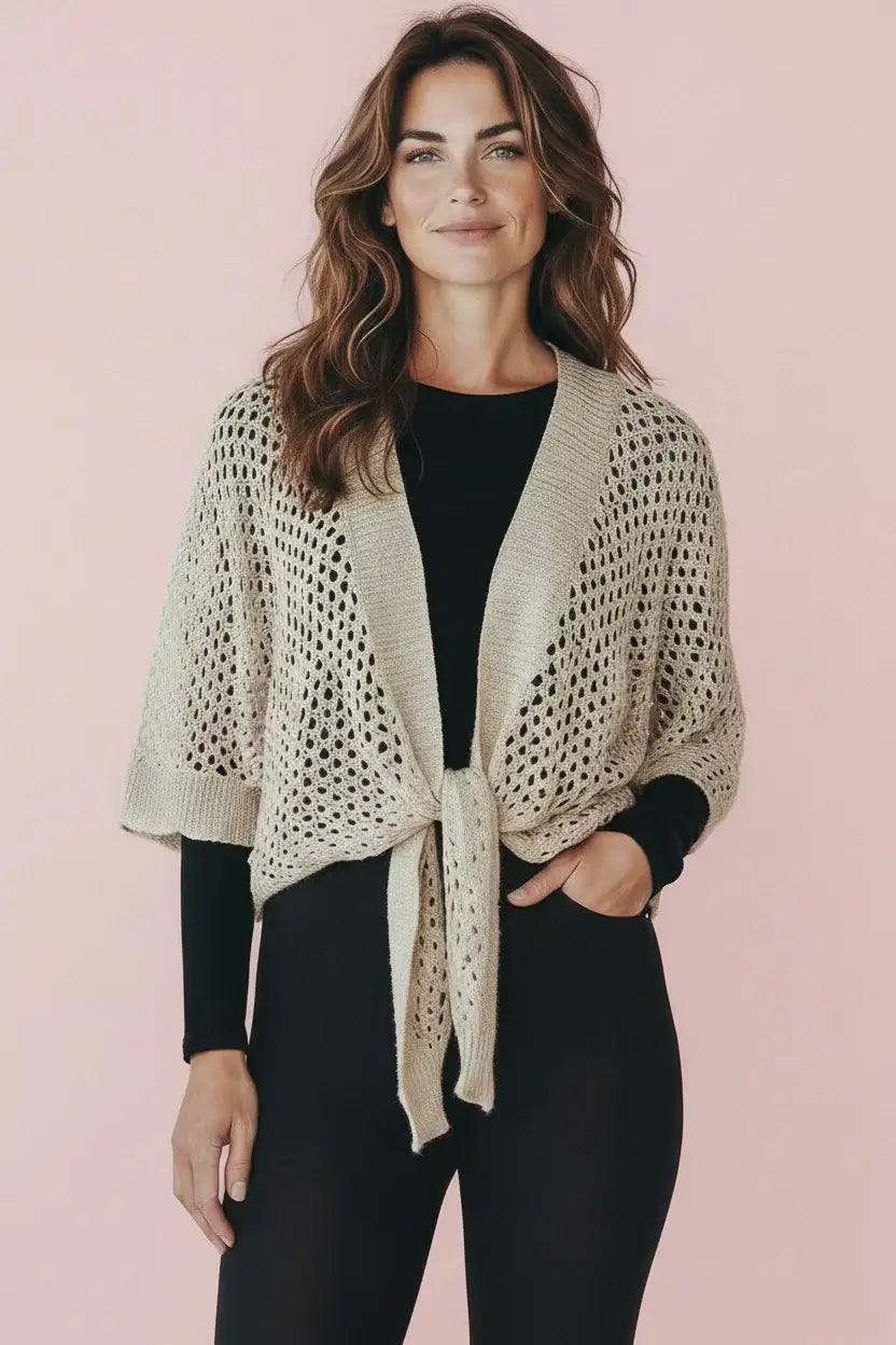 KI generiertes Modell im Studio im leichten Strickbolero Peggy in der Farbe natur vom Hamburger Modelabel stegmann mode