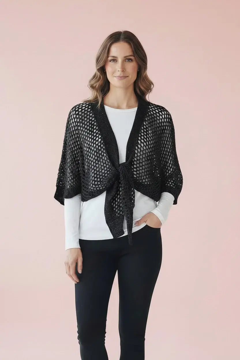 KI generiertes Modell im Studio im leichten Strickbolero Peggy in der Farbe schwarz vom Hamburger Modelabel stegmann mode