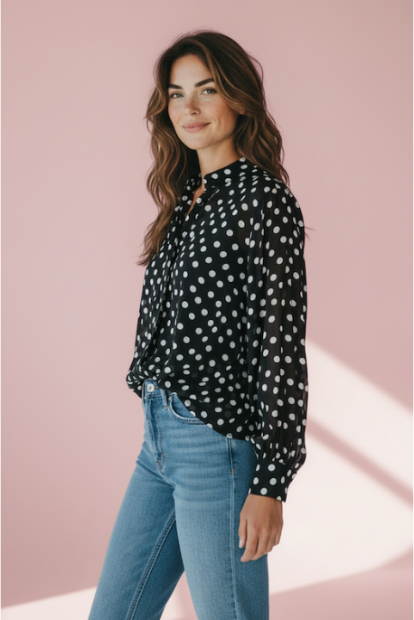 KI generiertes Modell im Studio in Polka Dot Bluse in Schwarz mit weißen Punkten vom Hamburger Modelabel stegmann mode