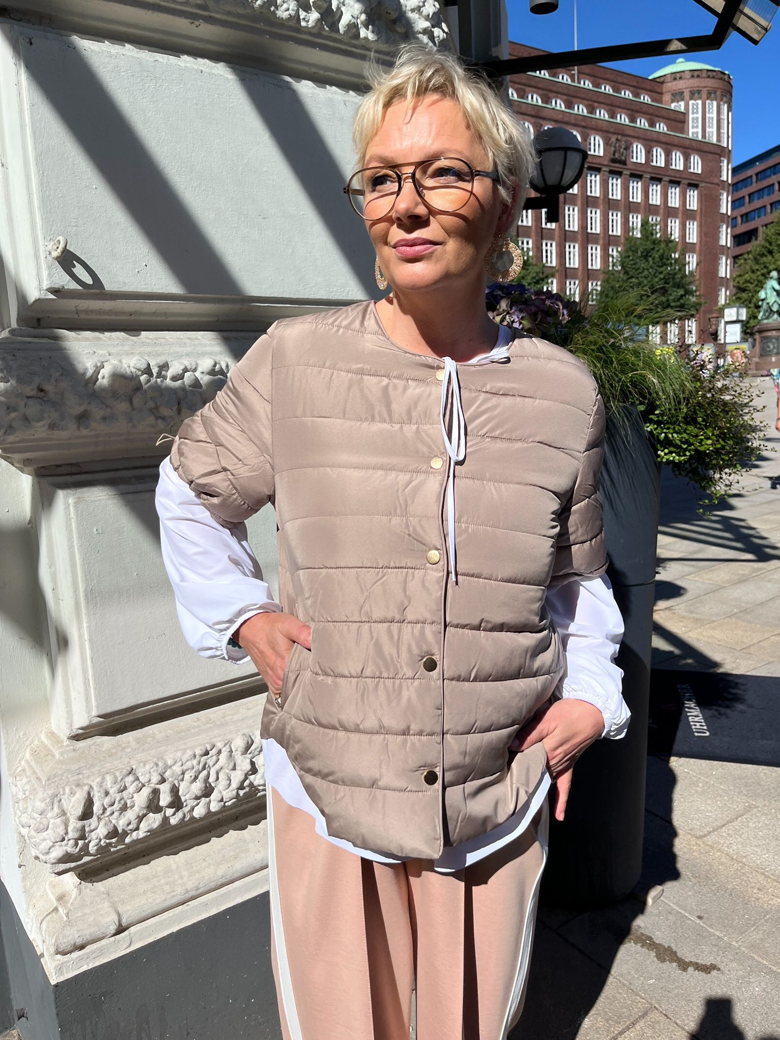 Verena trägt die Pufferweste "Shorty" in der Halbtotalen vom Hamburger Modelabel stegmann mode